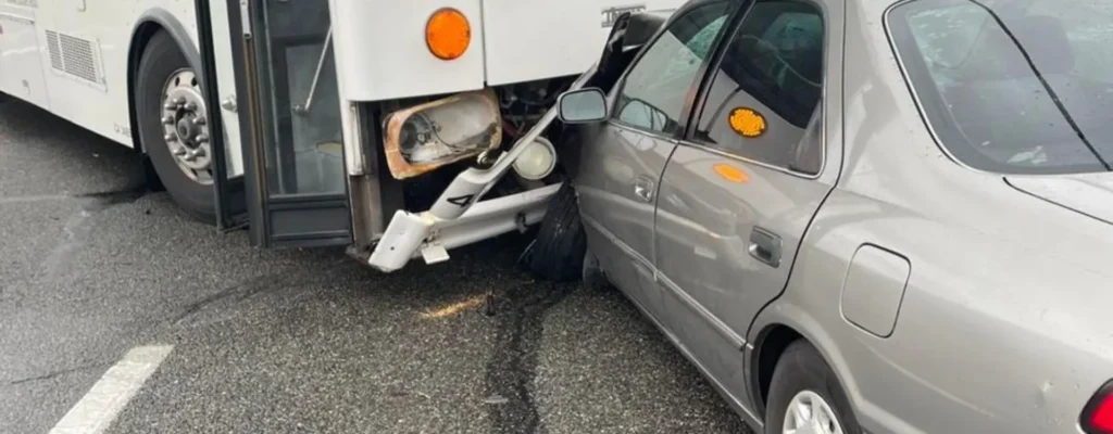 accidente entre autobús y automóvil en la SR 191