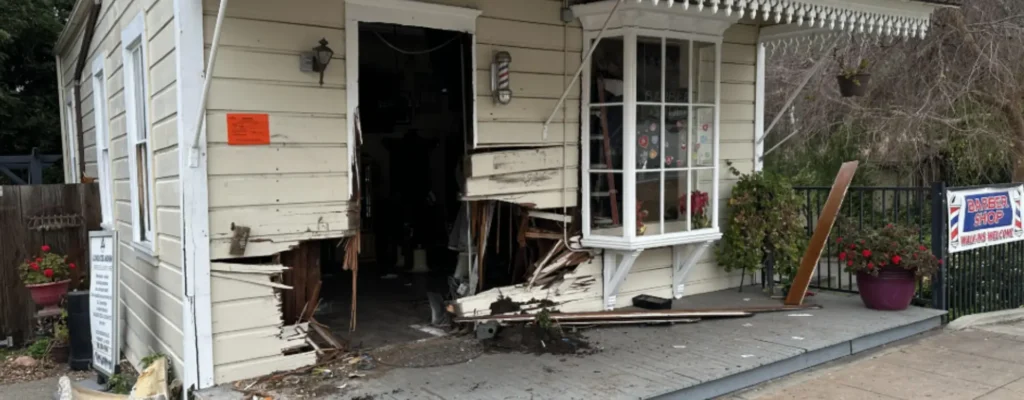 auto se estrella contra barbería en Fremont