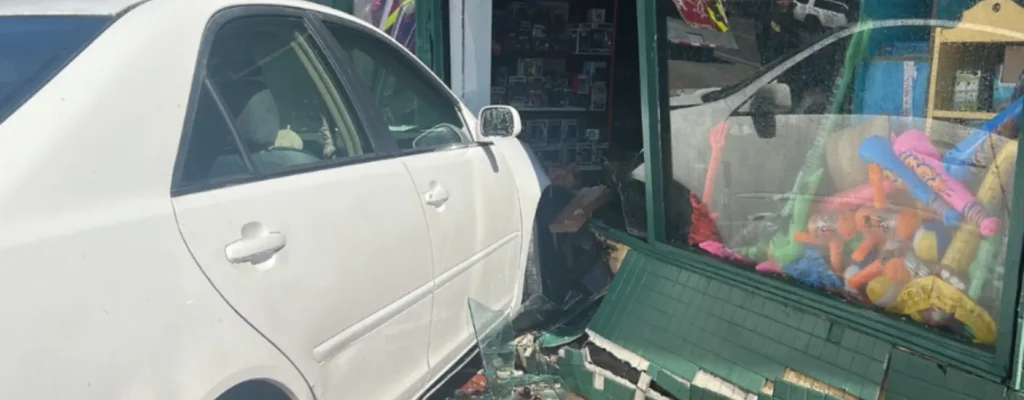 choque de auto contra una tienda