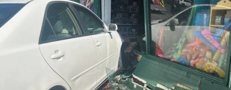 choque de auto contra una tienda