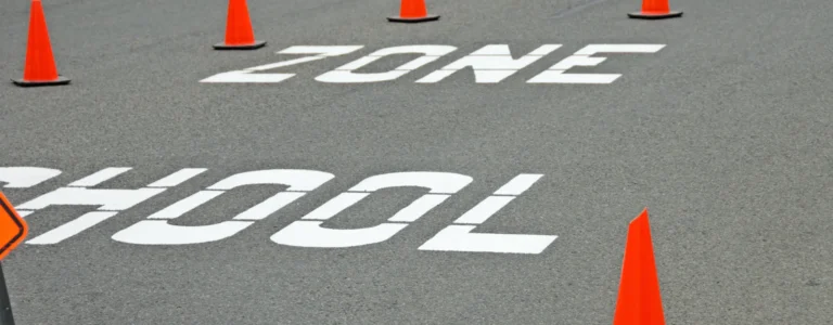 choque de autos frente a secundaria