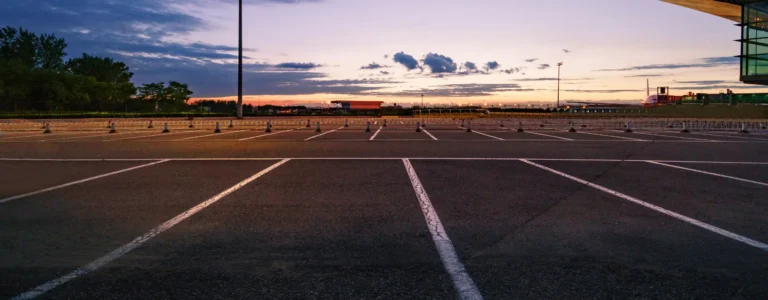 niño muerto en estacionamiento