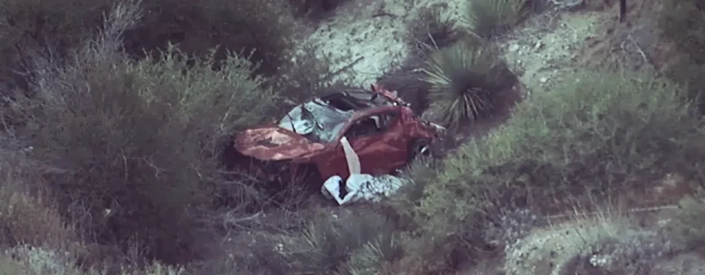 caída de un auto en Angeles crest highway