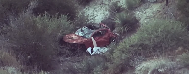 caída de un auto en Angeles crest highway