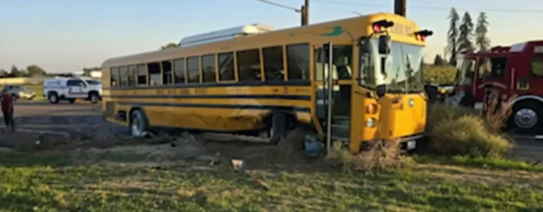 accidente de autobús escolar en Fresno